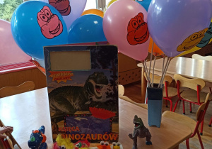 Dinozaury z plasteliny wykonane przez dzieci z gr. I, książki o dinozaurach, balony.